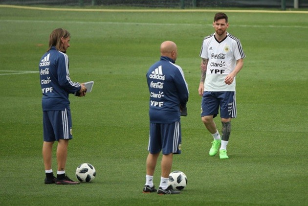 Giải mã hình ảnh Messi ôm dê trước World Cup - Bóng Đá