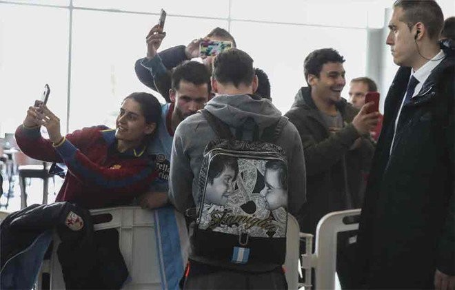 Khám phá bí mật đáng yêu trên balo của Messi - Bóng Đá