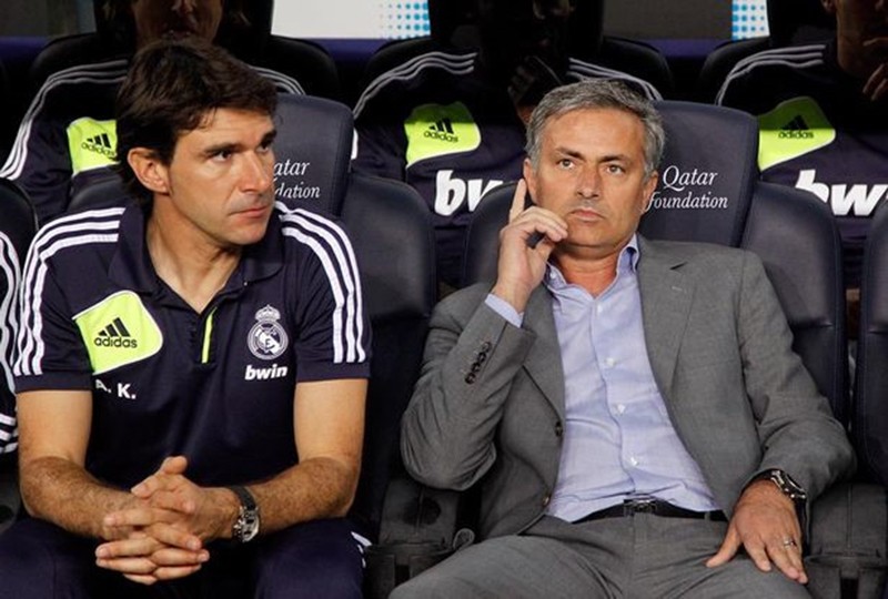 HLV Mourinho ngưng chiến với Conte, 'đá xoáy' Gary Neville - Bóng Đá