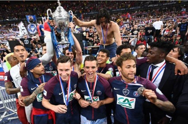 Neymar gượng gạo nhận cúp quốc gia Pháp cùng đồng đội - Bóng Đá