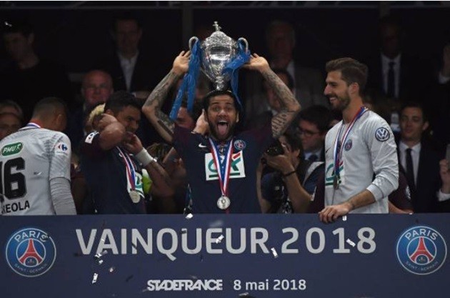 Neymar gượng gạo nhận cúp quốc gia Pháp cùng đồng đội - Bóng Đá