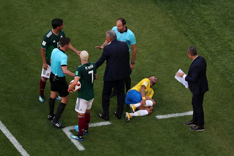 Ăn vạ quá nhiều, Neymar trở thành nỗi hổ thẹn của bóng đá - Bóng Đá