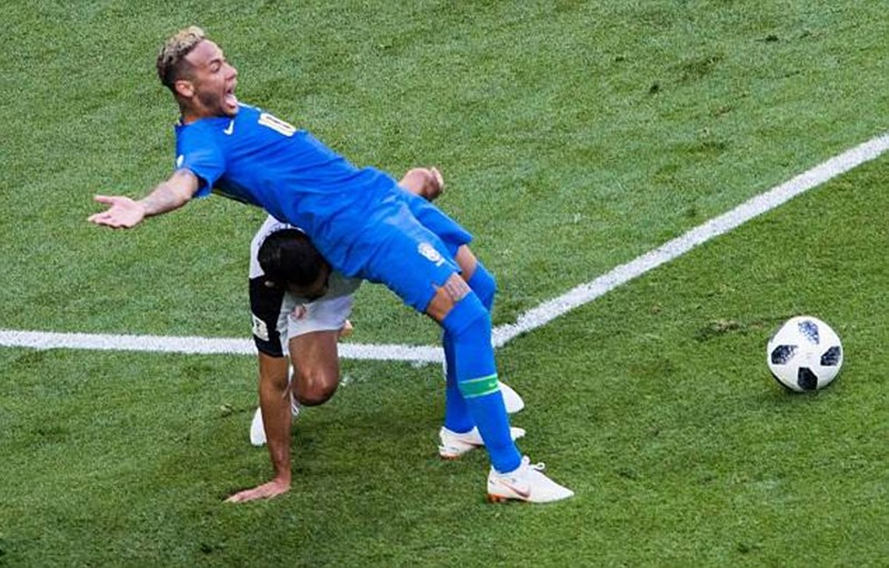 Ăn vạ quá nhiều, Neymar trở thành nỗi hổ thẹn của bóng đá - Bóng Đá