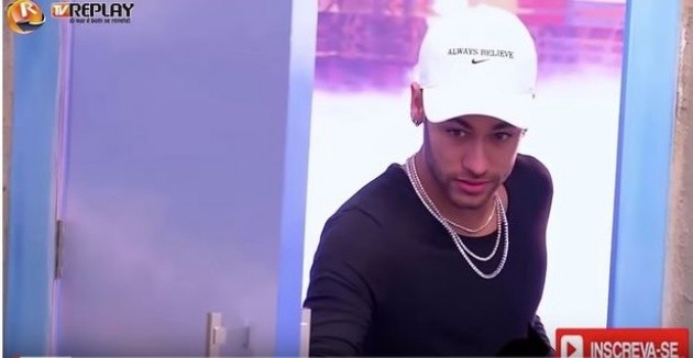 Neymar bật khóc như một đứa trẻ khi nhìn lại ngôi nhà thuở ấu thơ - Bóng Đá
