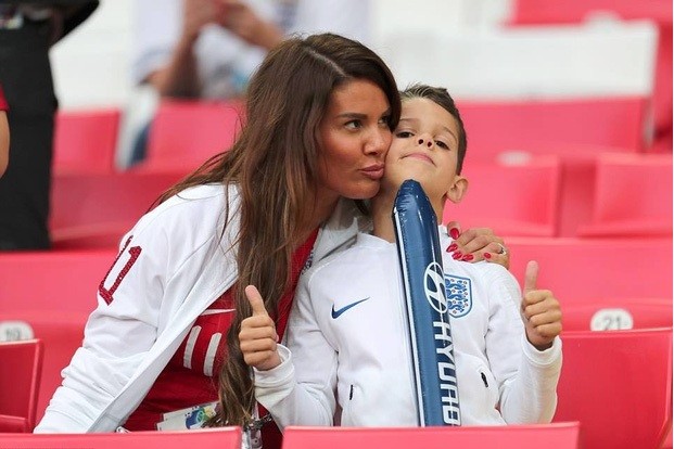 Sau khi hạ Colombia, đội Anh ào lên khán đài ôm hôn vợ con, chia sẻ niềm vui chiến thắng - Bóng Đá