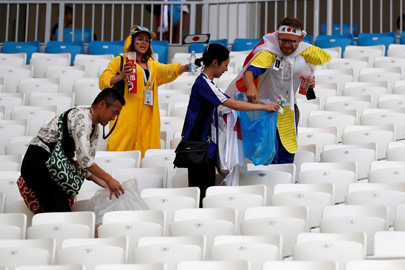 CĐV Nhật Bản thu gom rác trên khán đài World Cup 2018 - Bóng Đá