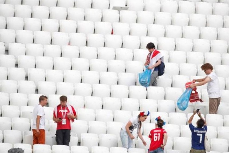 CĐV Nhật Bản thu gom rác trên khán đài World Cup 2018 - Bóng Đá