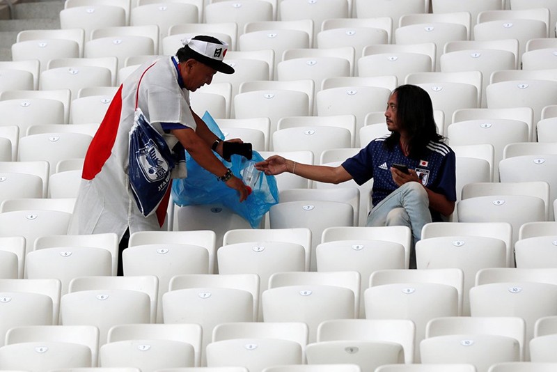 CĐV Nhật Bản thu gom rác trên khán đài World Cup 2018 - Bóng Đá