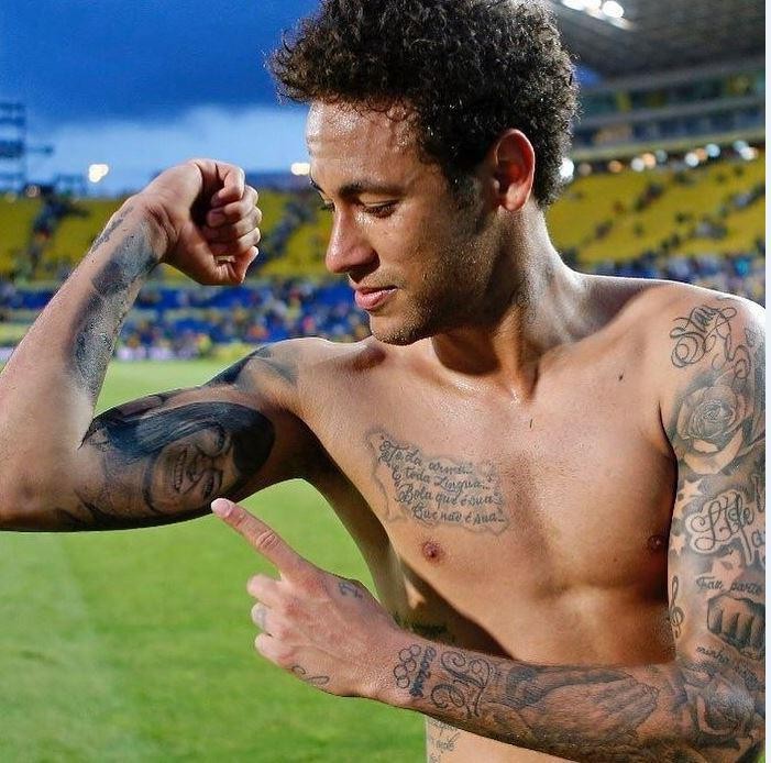 Cha mẹ, em gái, con trai,... Neymar xăm tất lên cơ thể - Bóng Đá