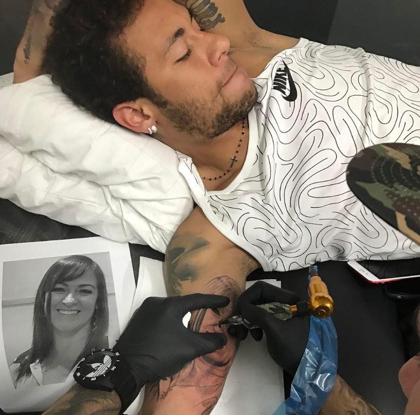Cha mẹ, em gái, con trai,... Neymar xăm tất lên cơ thể - Bóng Đá