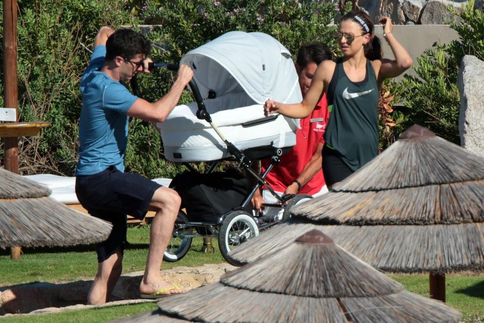 Nghỉ hè, Lewandowski tất bật chăm con - Bóng Đá