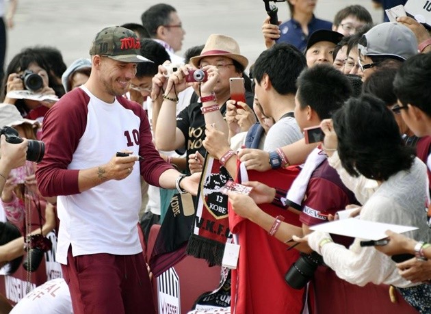 Lukas Podolski cười mỏi miệng trong ngày mắt khán giả Nhật Bản - Bóng Đá