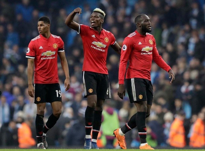 Mourinho cau có trên sân tập, MU là 