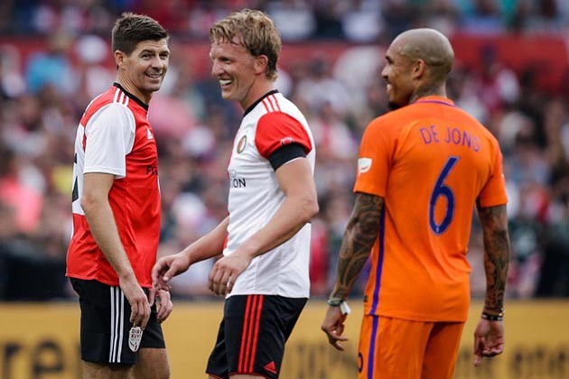 Gerrard trở lại sân cỏ, khoác áo Feyenoord trong trận cầu tri ân Dirk Kuyt - Bóng Đá
