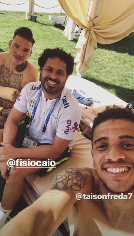 Vừa đến Nga, Neymar rủ đồng đội đi tắm nắng - Bóng Đá