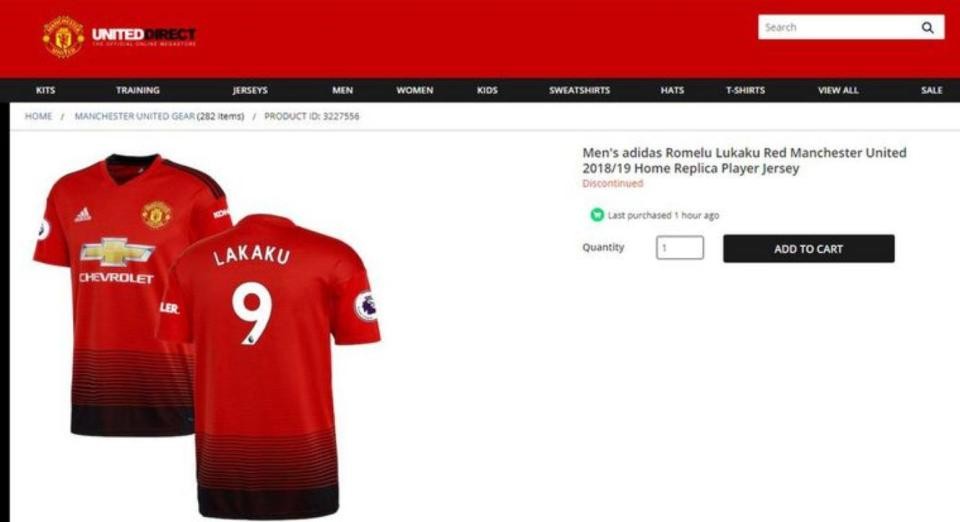 Cửa hàng quần áo méo mặt vì viết sai tên sao Man United - Bóng Đá