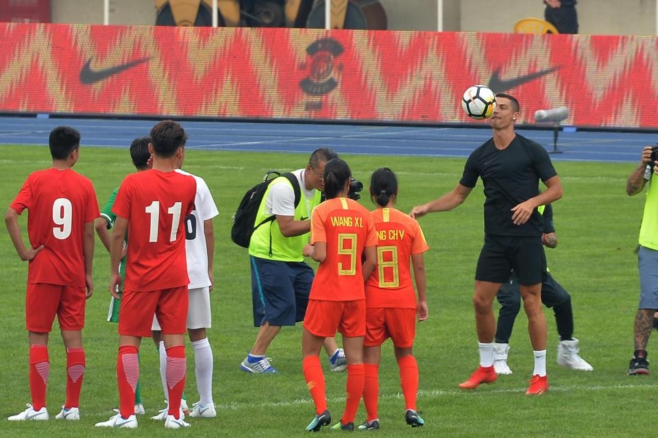 Ronaldo giao lưu trẻ em tại Trung Quốc khi đồng đội Juve tập dước mưa - Bóng Đá