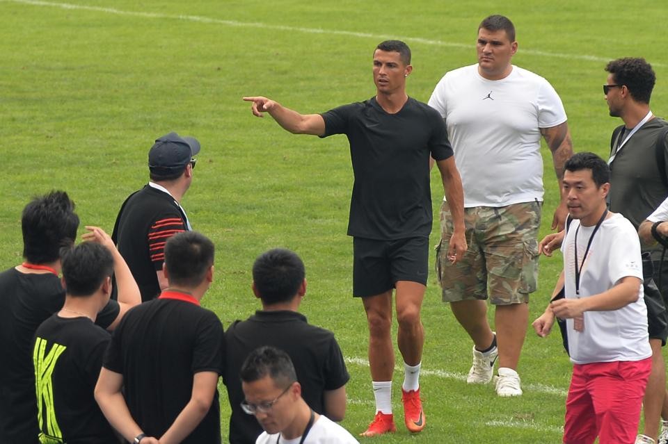 Ronaldo giao lưu trẻ em tại Trung Quốc khi đồng đội Juve tập dước mưa - Bóng Đá