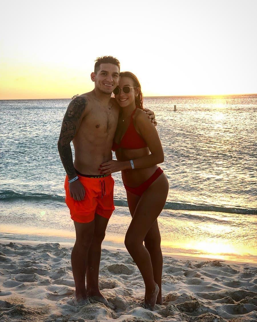 Ảnh Torreira chơi biển cùng bạn gái - Bóng Đá