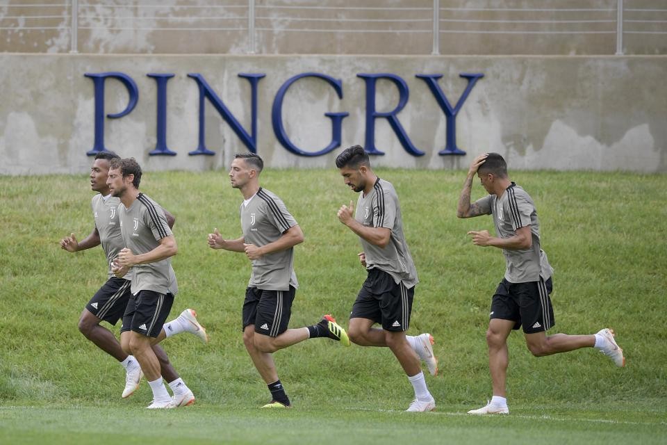 Ronaldo giao lưu trẻ em tại Trung Quốc khi đồng đội Juve tập dước mưa - Bóng Đá