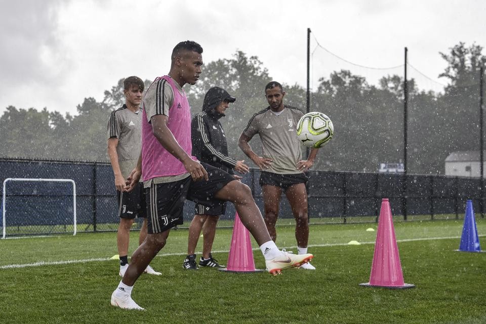 Ronaldo giao lưu trẻ em tại Trung Quốc khi đồng đội Juve tập dước mưa - Bóng Đá