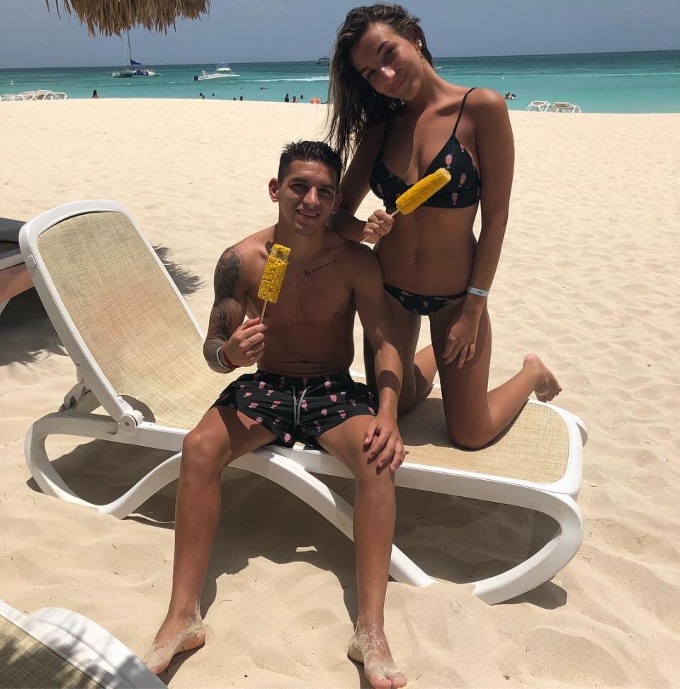 Ảnh Torreira chơi biển cùng bạn gái - Bóng Đá