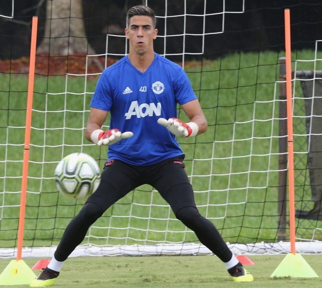 Mourinho cau có trên sân tập, MU là 