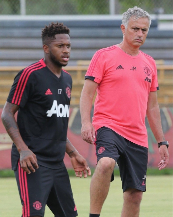 Mourinho cau có trên sân tập, MU là 