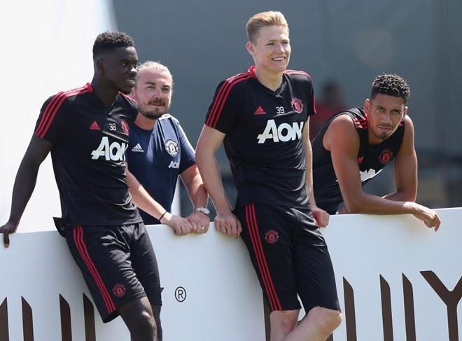 Mourinho cau có trên sân tập, MU là 