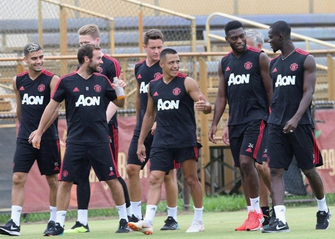 Mourinho cau có trên sân tập, MU là 