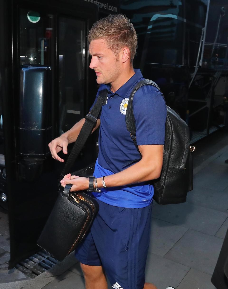 Ảnh Mahrez gặp Vardy và Maguire - Bóng Đá