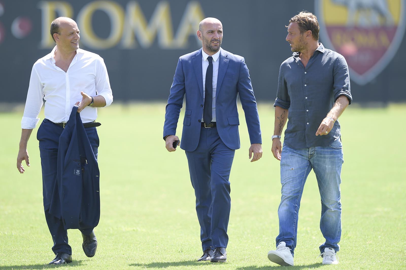 Totti oai vệ xuất hiện trên sân tập Roma - Bóng Đá