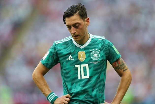 Ozil quyết định cắt giảm ngày nghỉ vì Unai Emery - Bóng Đá