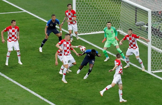 Cận cảnh tình huống VAR - bước ngoặt của trận chung kết World Cup - Bóng Đá