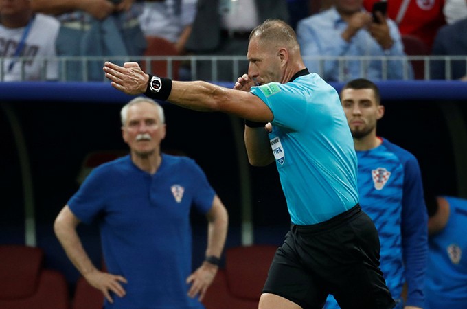 Cận cảnh tình huống VAR - bước ngoặt của trận chung kết World Cup - Bóng Đá