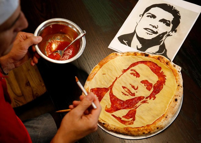 Đến Nga mùa World Cup: Thưởng thức pizza in hình Ronaldo và Suarez - Bóng Đá