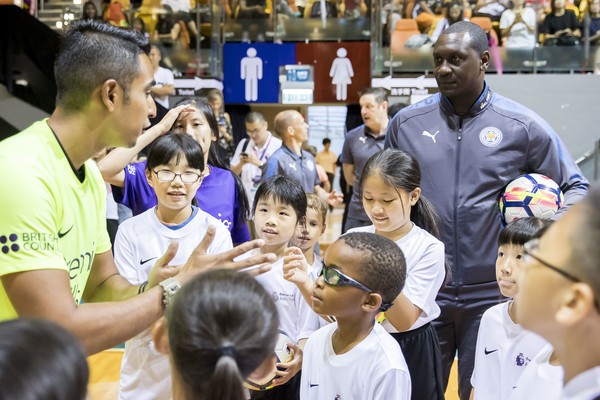Ảnh giao lưu trẻ em Asia Trophy - Bóng Đá