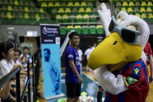 Ảnh giao lưu trẻ em Asia Trophy - Bóng Đá
