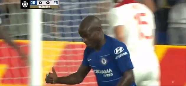 Jorginho chỉ đạo Kante cách chơi Sarri-Ball trong trận Lyon - Bóng Đá