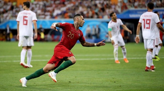 TRANH CÃI: Ronaldo đánh nguội, xứng đánh nhận thẻ đỏ? - Bóng Đá