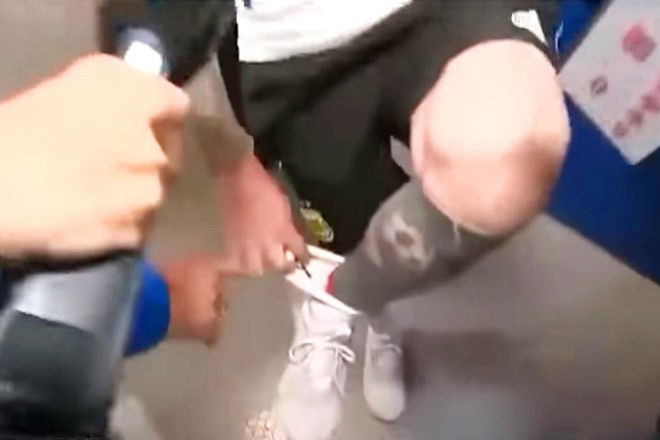 Messi mang 'lá bùa' từ người phụ nữ vô danh - Bóng Đá