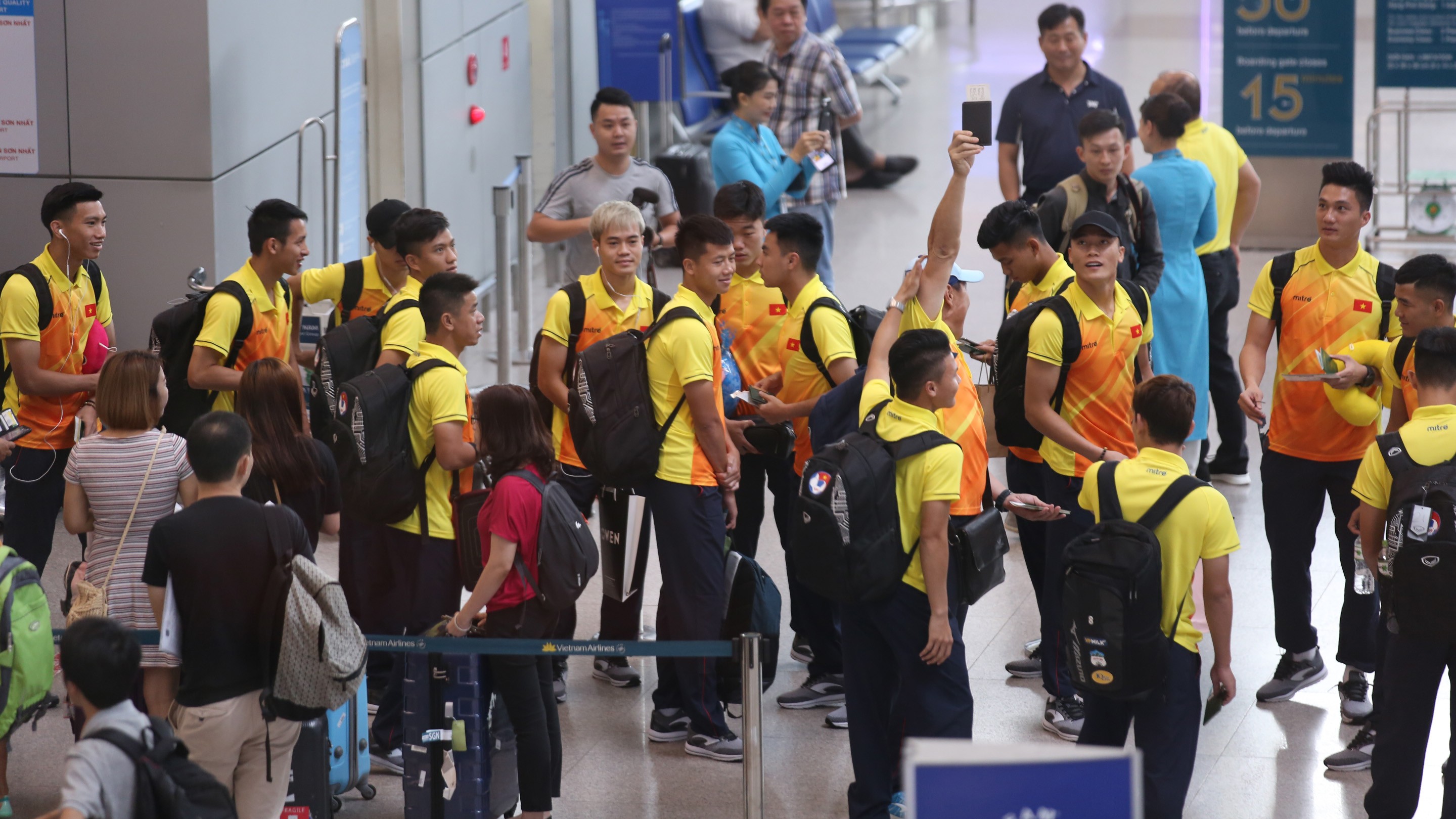    Điểm tin bóng đá Việt Nam sáng 11/08: U23 Việt Nam lên đường tham dự ASIAD 2018 - Bóng Đá