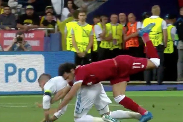 Lộ hình ảnh Ramos cười hớn hở khi Salah khóc rời sân - Bóng Đá