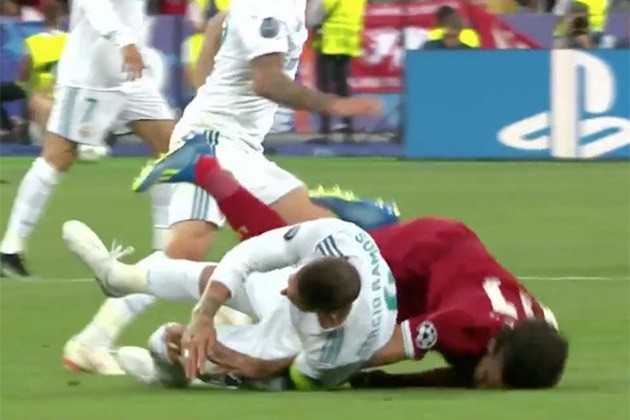 Lộ hình ảnh Ramos cười hớn hở khi Salah khóc rời sân - Bóng Đá