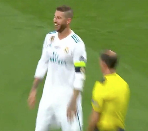 Lộ hình ảnh Ramos cười hớn hở khi Salah khóc rời sân - Bóng Đá