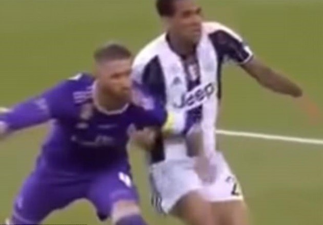 Trước Salah, Ramos từng dùng chiêu bẻ vai hạ Dani Alves? - Bóng Đá