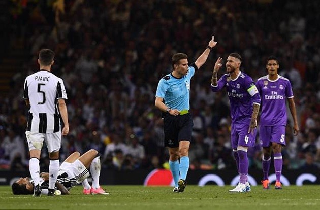 Trước Salah, Ramos từng dùng chiêu bẻ vai hạ Dani Alves? - Bóng Đá
