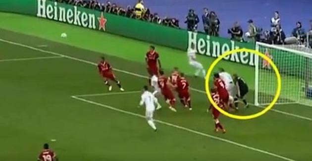 Đến lượt 'tội đồ' Loris Karius dính chấn thương vì Sergio Ramos - Bóng Đá