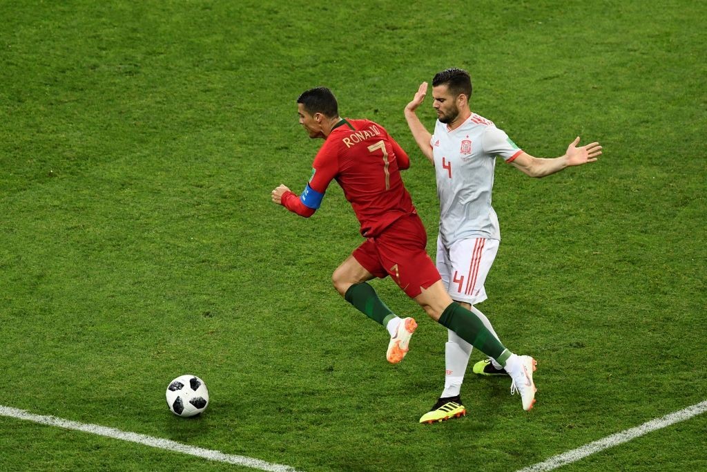 Ramos chế nhạo Ronaldo trong buổi tập của TBN - Bóng Đá