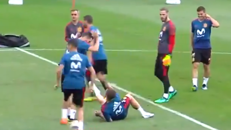 Ramos chế nhạo Ronaldo trong buổi tập của TBN - Bóng Đá